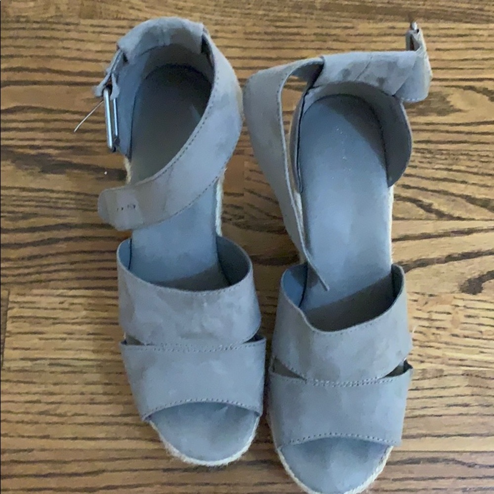 Universal Threads Wedges